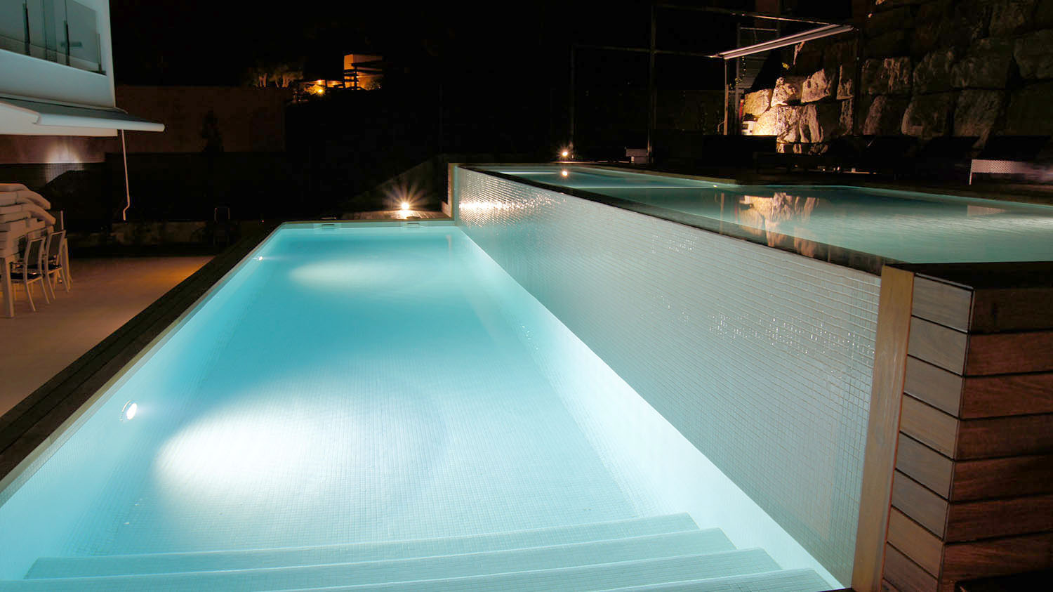 Cascada de agua en piscina, Piscina desbordante con gresite…